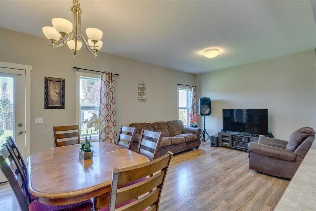 43 Sunrise Crescent NE