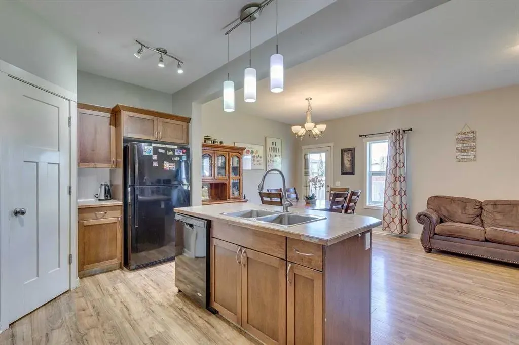 43 Sunrise Crescent NE