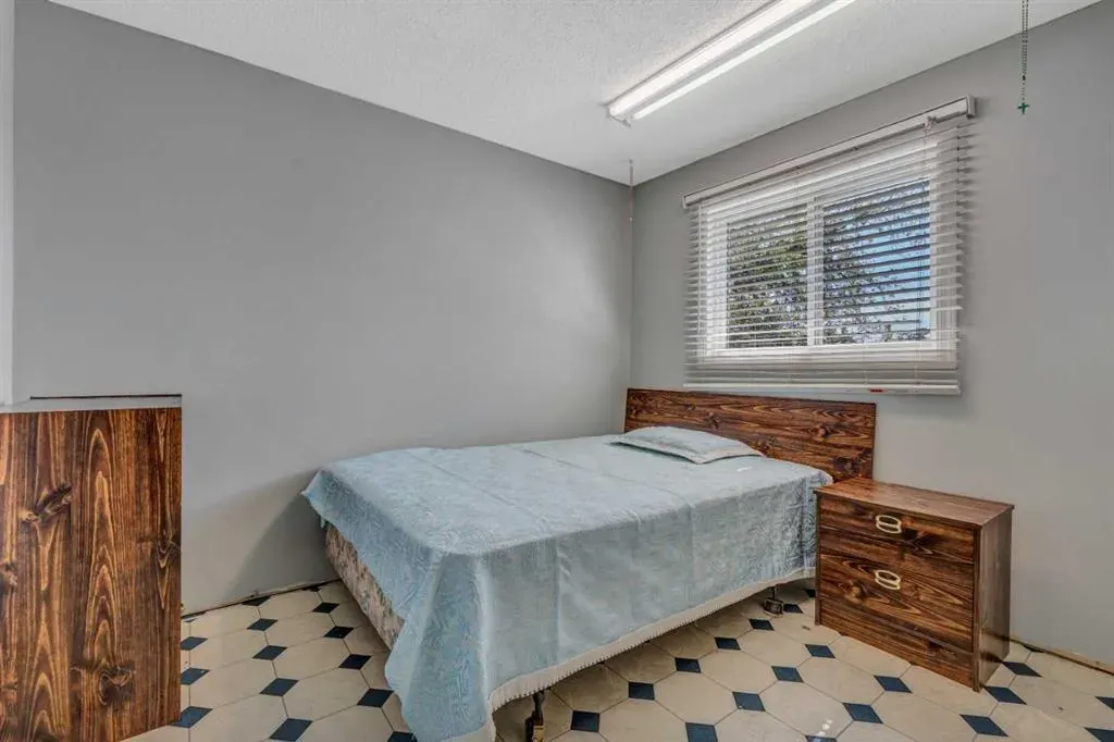 8 Pinelore Place NE