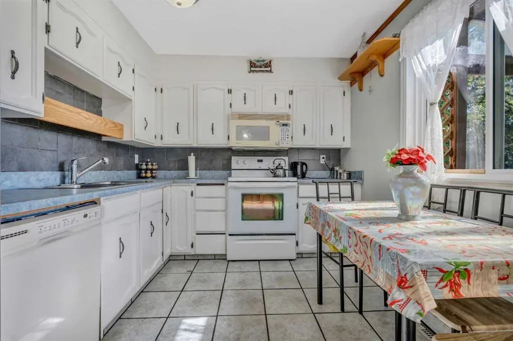 8 Pinelore Place NE