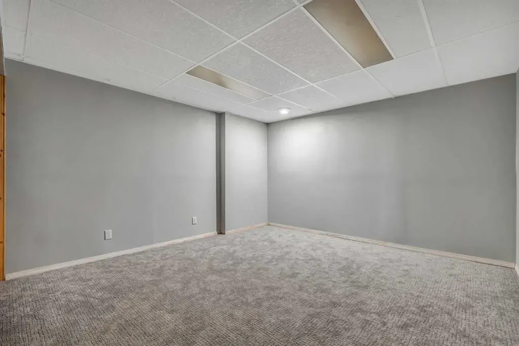 8 Pinelore Place NE