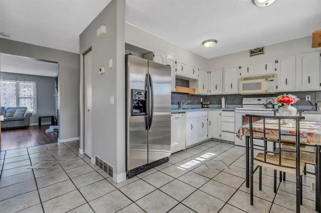 8 Pinelore Place NE