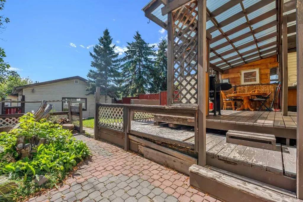 8 Pinelore Place NE