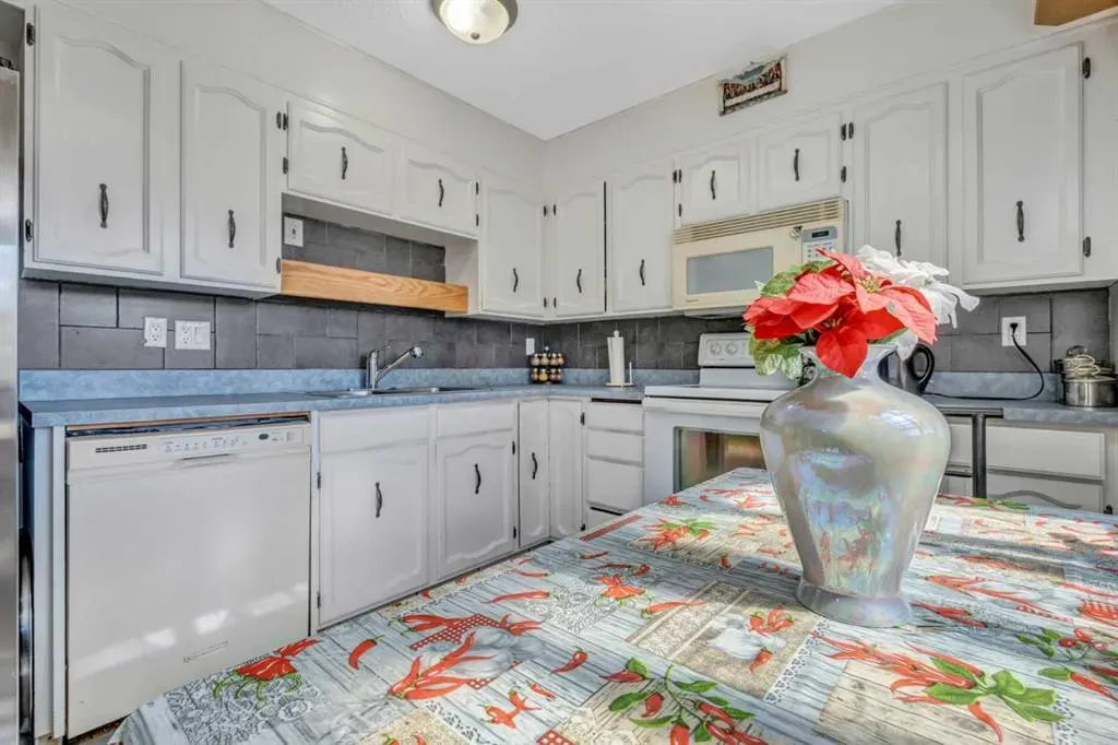 8 Pinelore Place NE