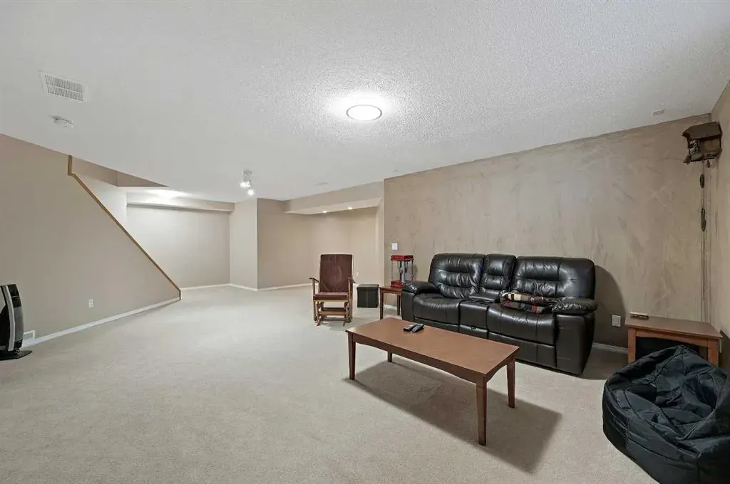 6 Chapala Crescent SE