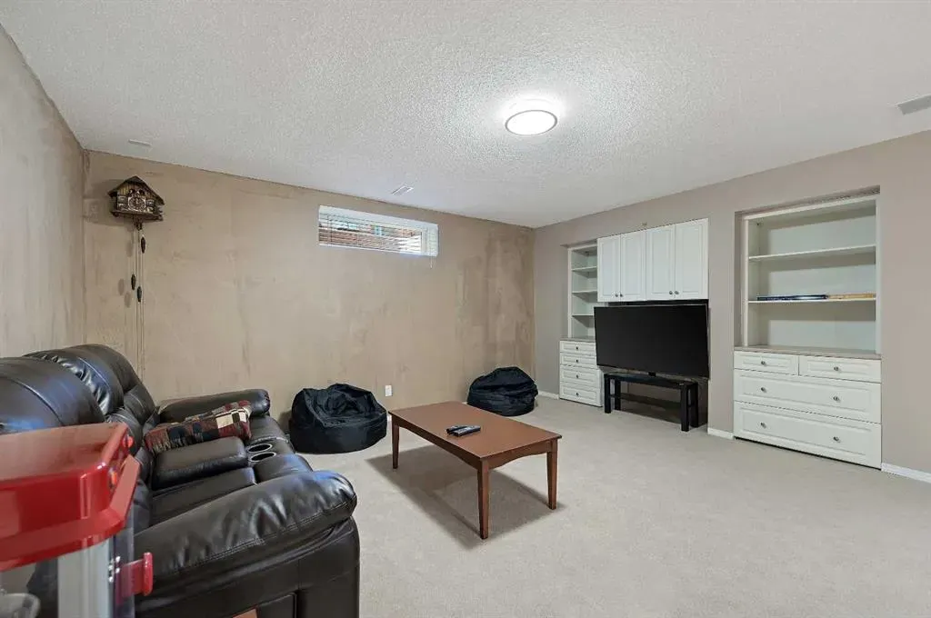 6 Chapala Crescent SE
