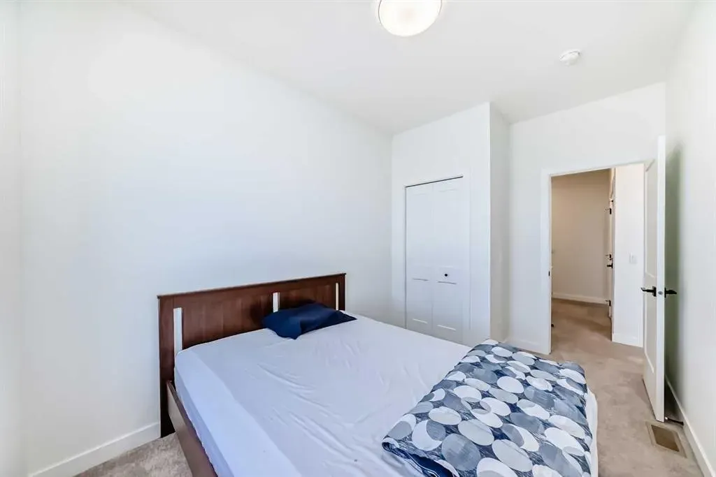 8 silverton glen Green SW