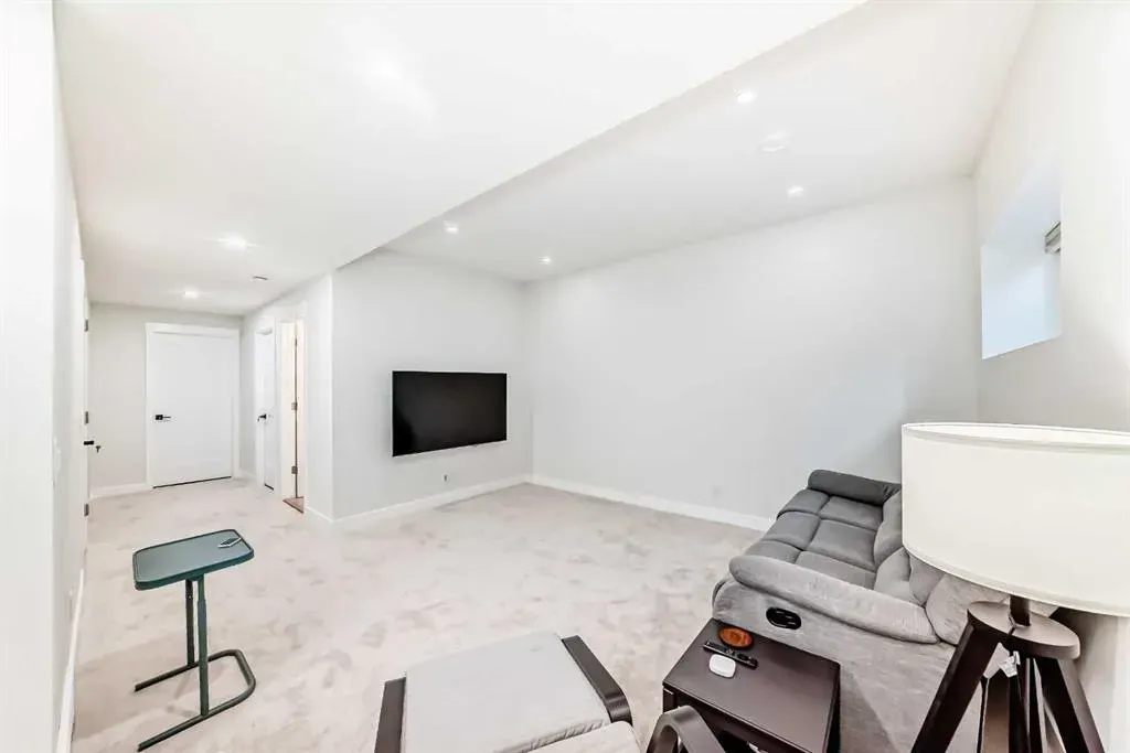 8 silverton glen Green SW