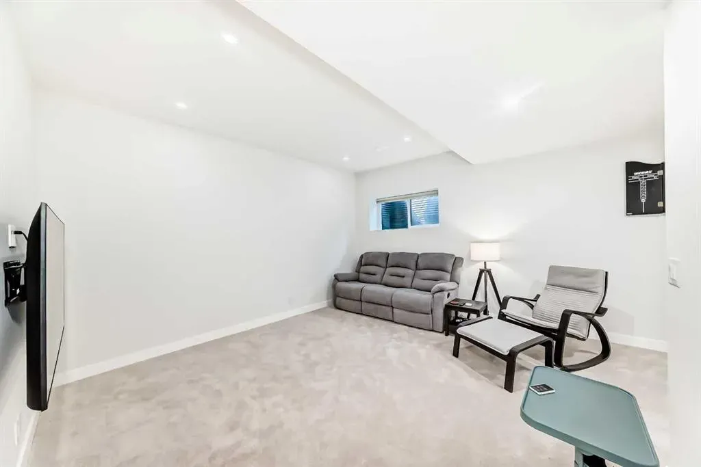 8 silverton glen Green SW