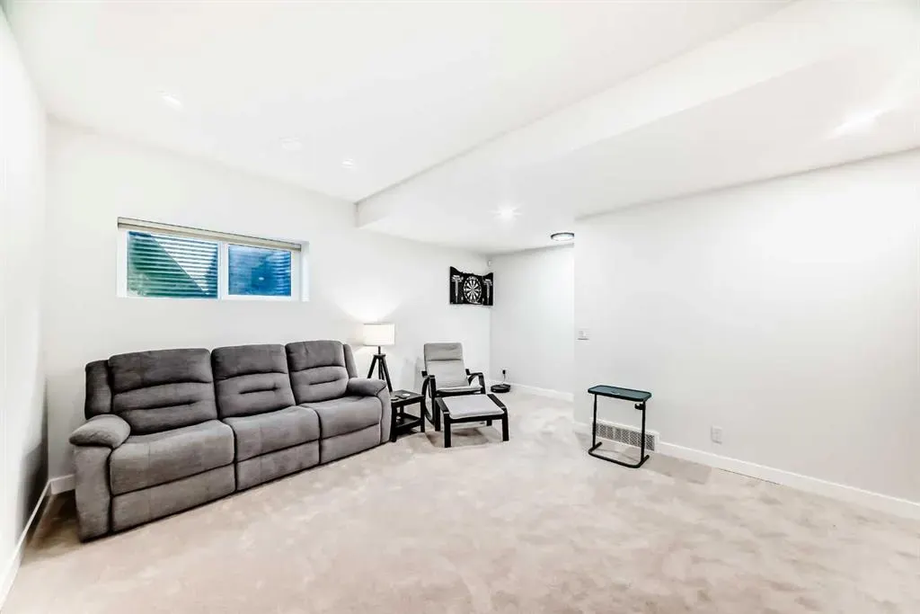 8 silverton glen Green SW
