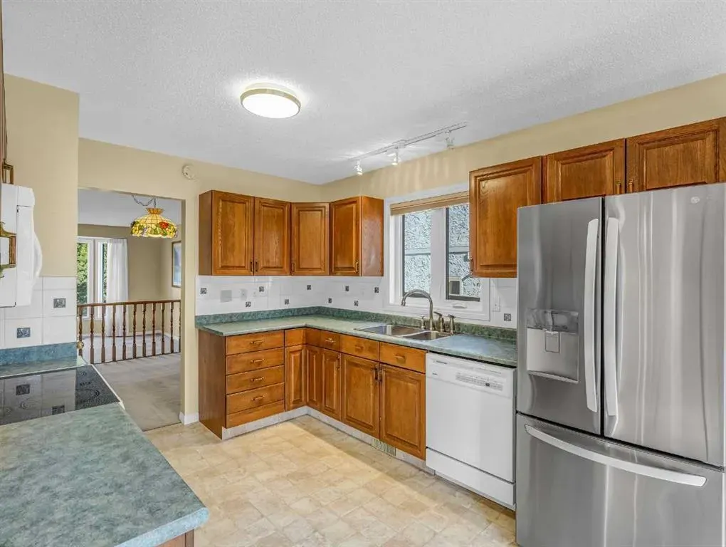 76 Wood Valley Rise SW