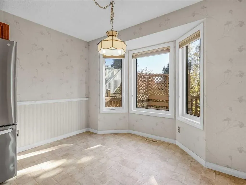 76 Wood Valley Rise SW