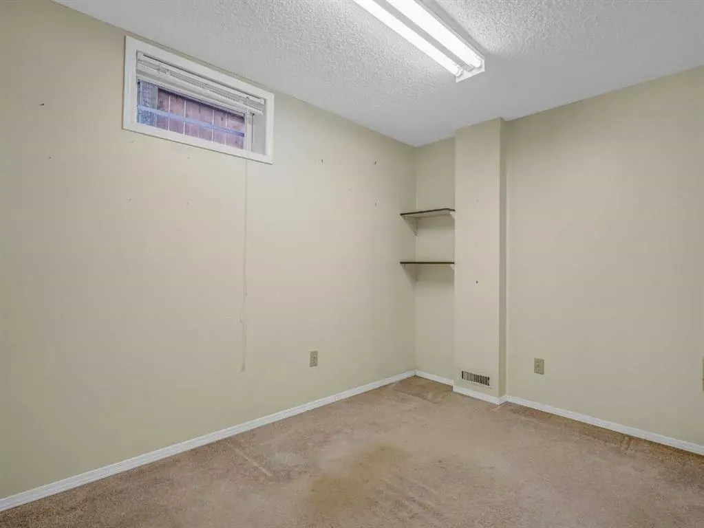 76 Wood Valley Rise SW