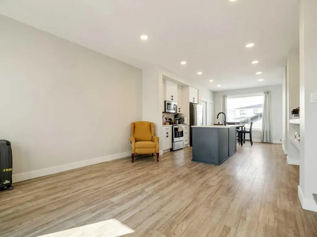 1143 Coalbrook Place W