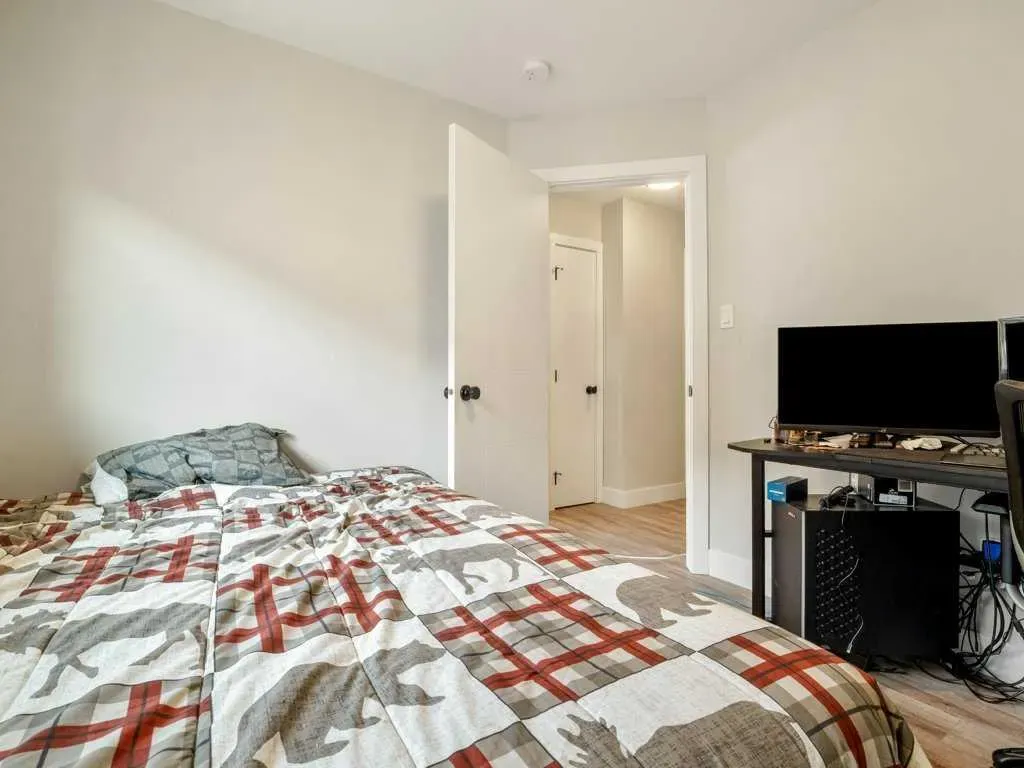 1143 Coalbrook Place W