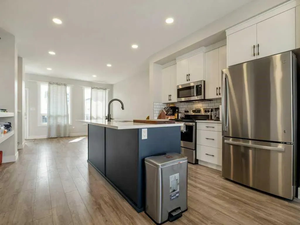 1143 Coalbrook Place W
