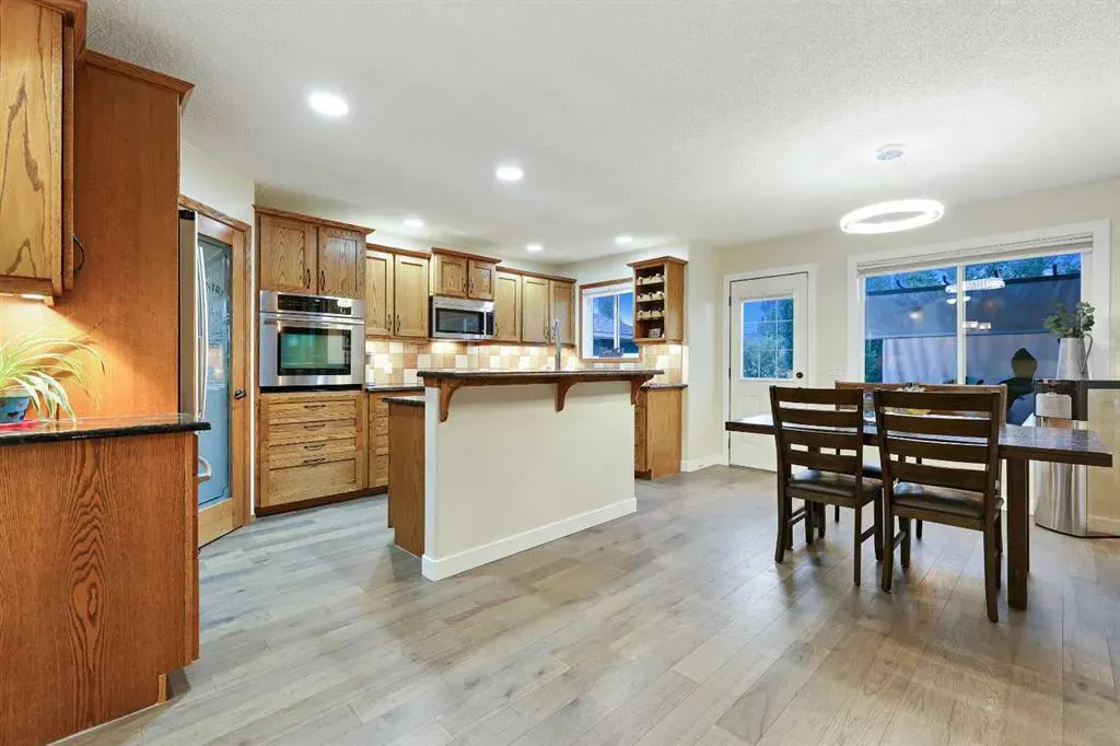 4 Lloyd Crescent NE