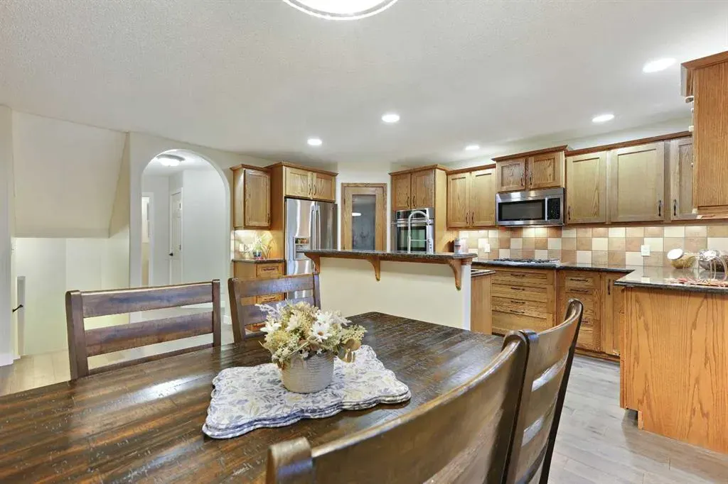4 Lloyd Crescent NE