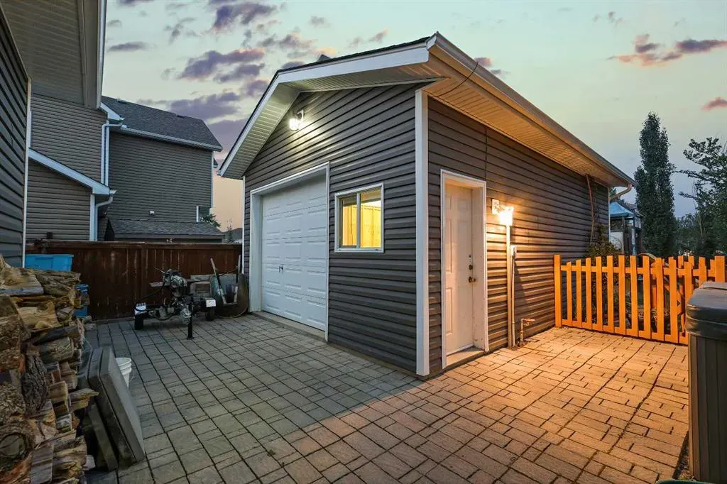 4 Lloyd Crescent NE