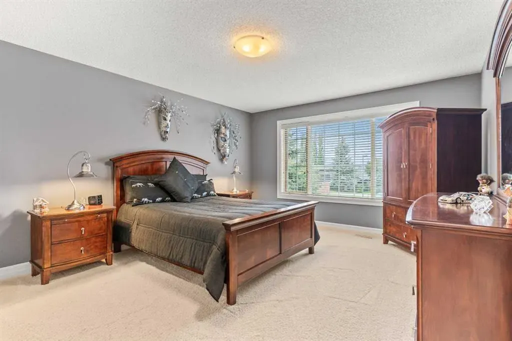 230 Mckenzie Lake Bay SE