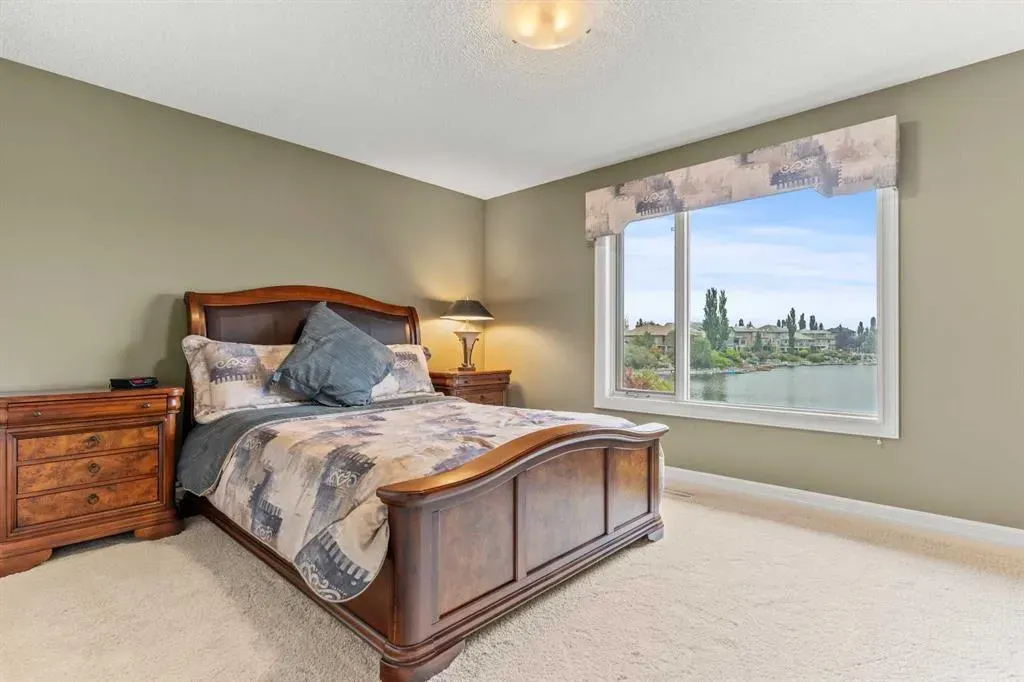 230 Mckenzie Lake Bay SE