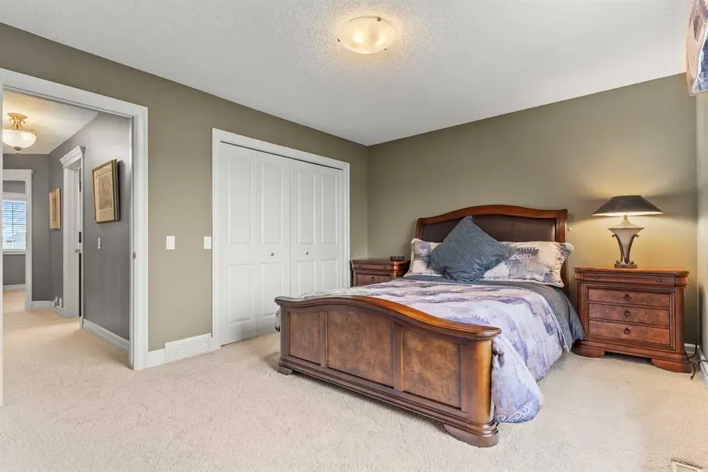 230 Mckenzie Lake Bay SE