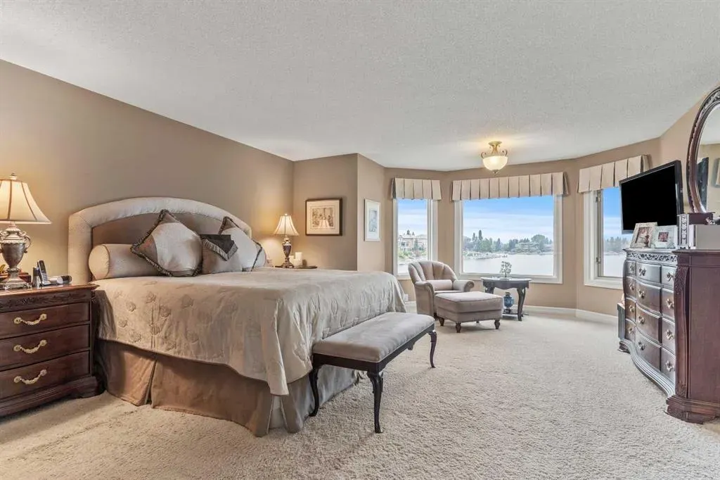 230 Mckenzie Lake Bay SE