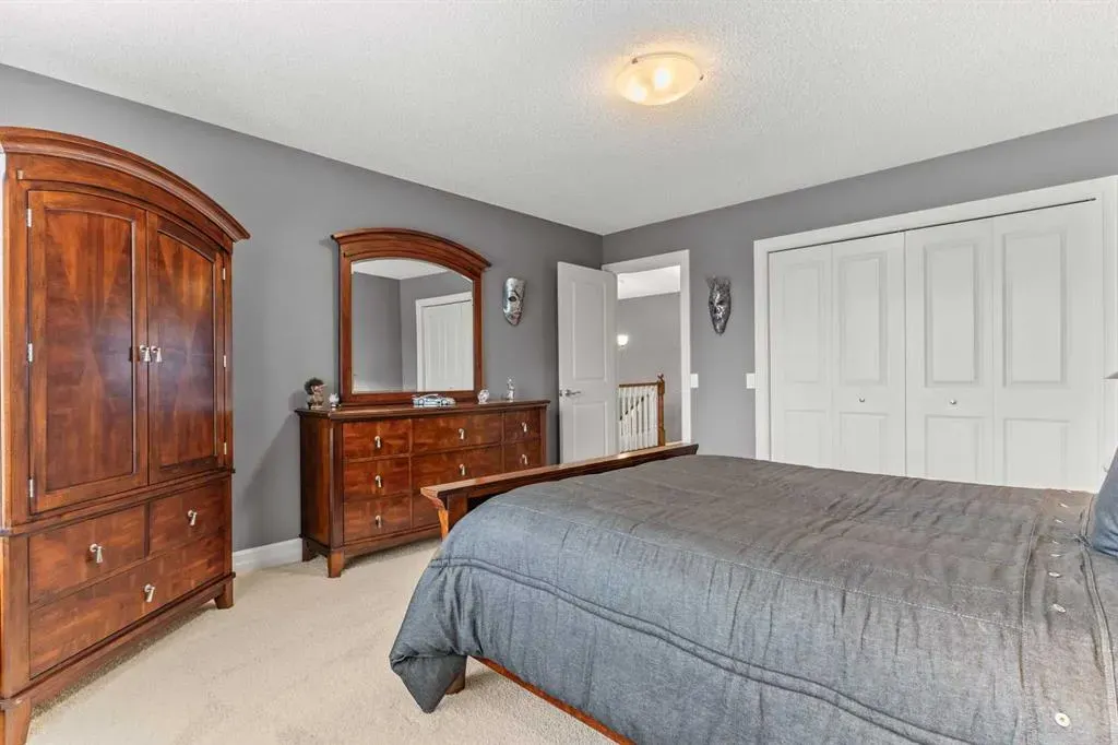 230 Mckenzie Lake Bay SE
