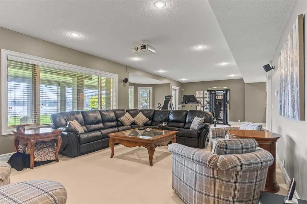 230 Mckenzie Lake Bay SE