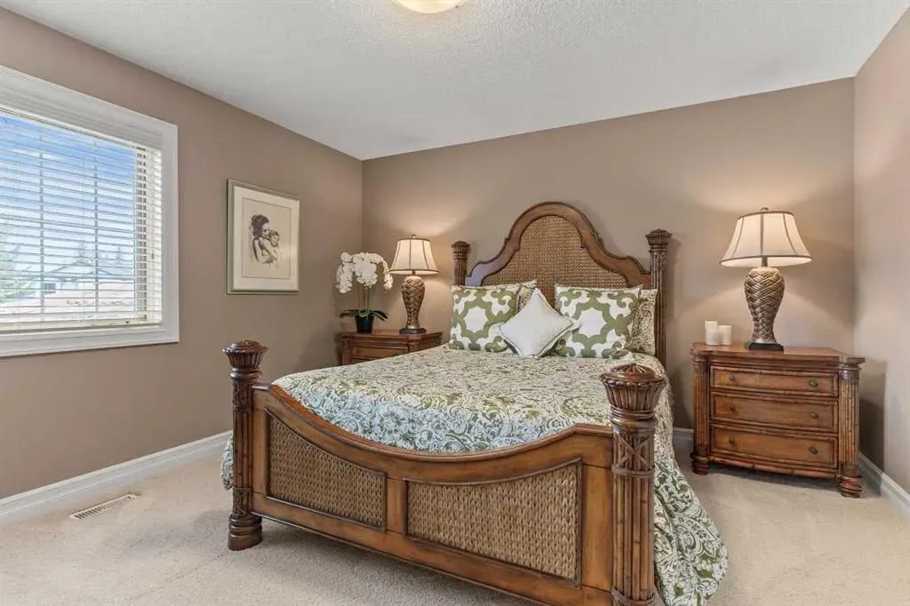 230 Mckenzie Lake Bay SE