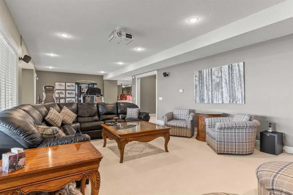 230 Mckenzie Lake Bay SE