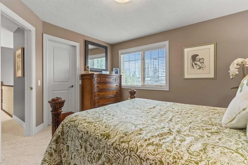 230 Mckenzie Lake Bay SE