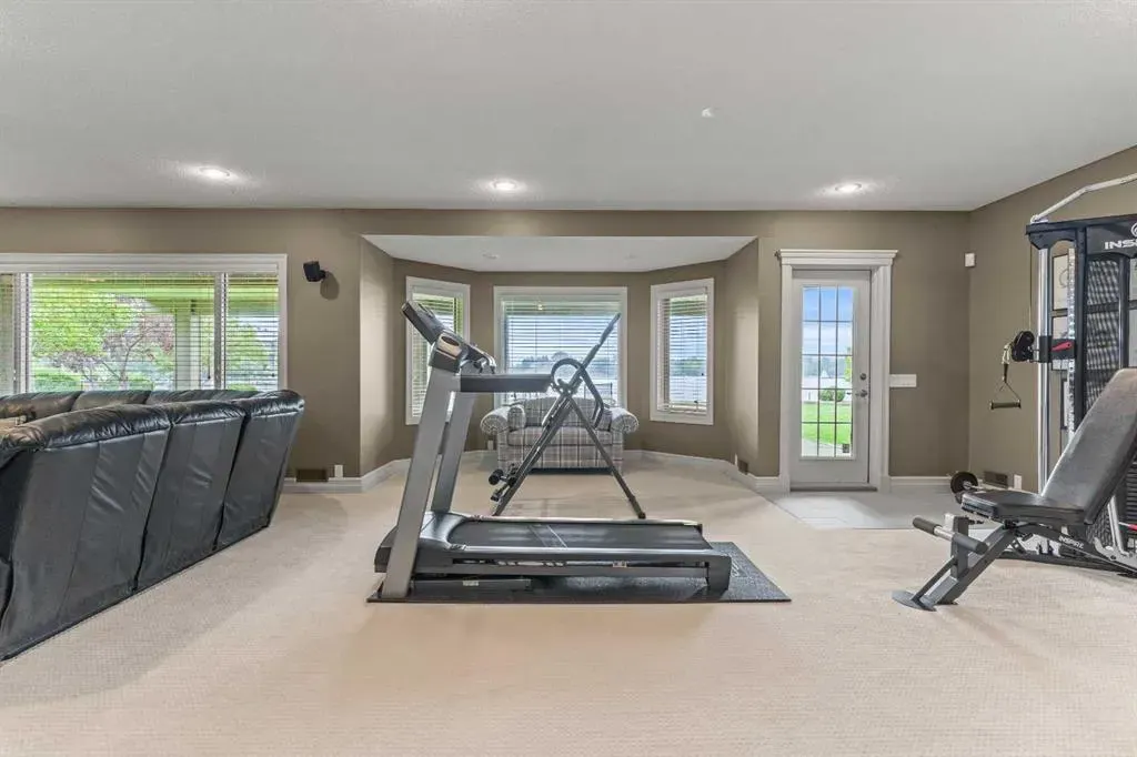 230 Mckenzie Lake Bay SE