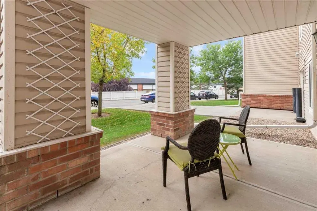 17 Country Village Bay NE, #103