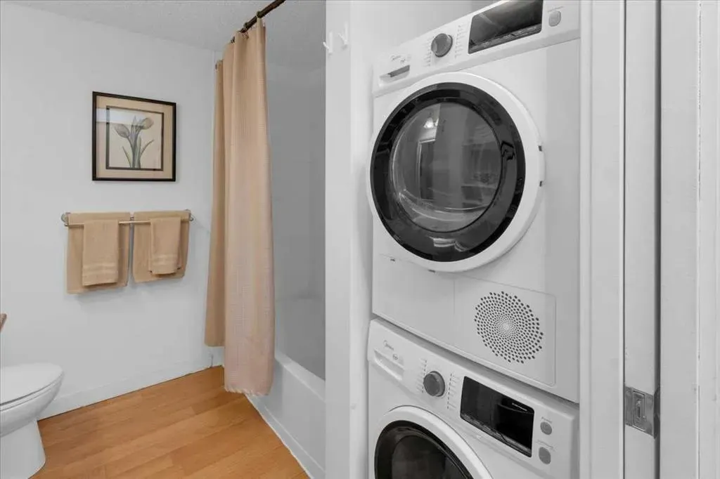 17 Country Village Bay NE, #103