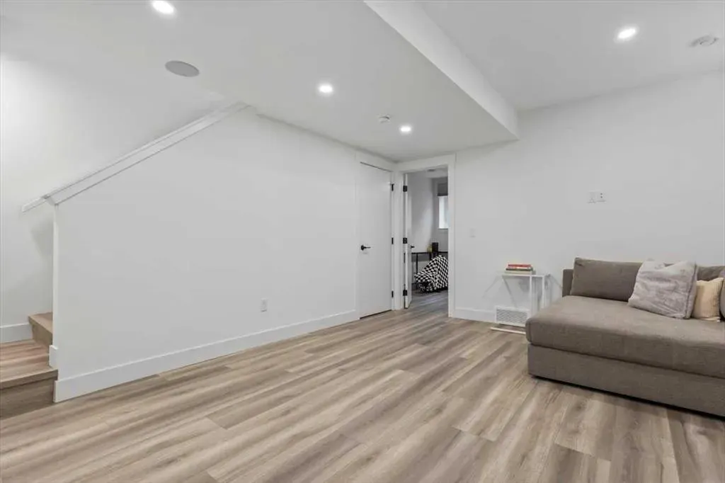 1825 27 Avenue SW, #4