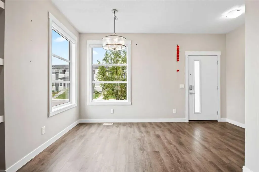 66 Skyview Parade NE