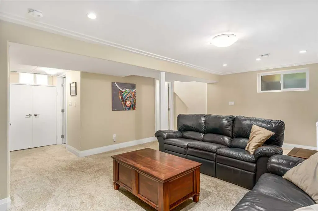 92 Baker Crescent NW