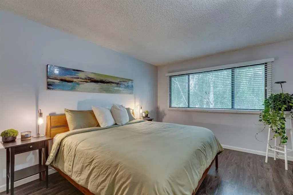 2300 Oakmoor Drive SW, #101