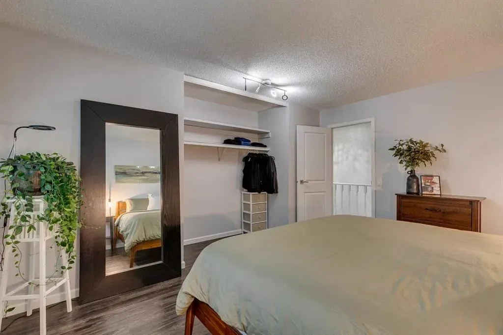 2300 Oakmoor Drive SW, #101