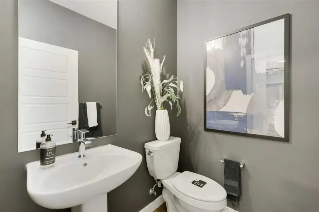 607 Buffaloberry Manor SE