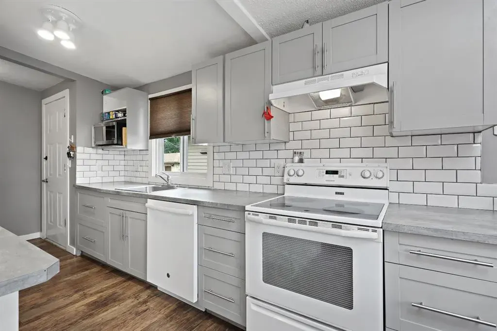 7132 & 7130 35 Avenue NW