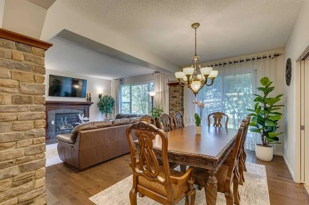 327 Cranleigh View SE
