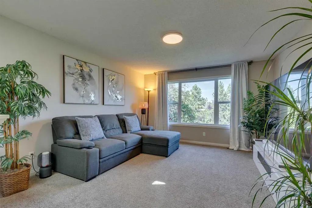 327 Cranleigh View SE