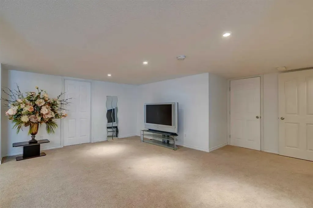 327 Cranleigh View SE