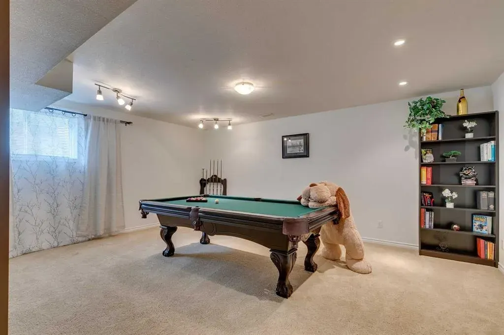 327 Cranleigh View SE