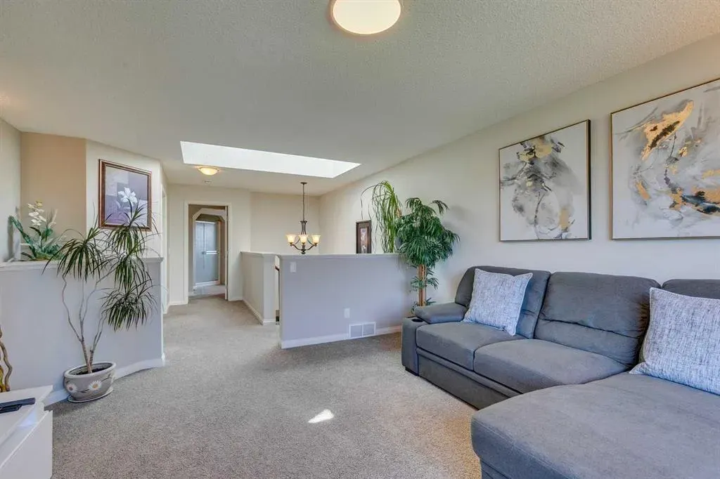 327 Cranleigh View SE