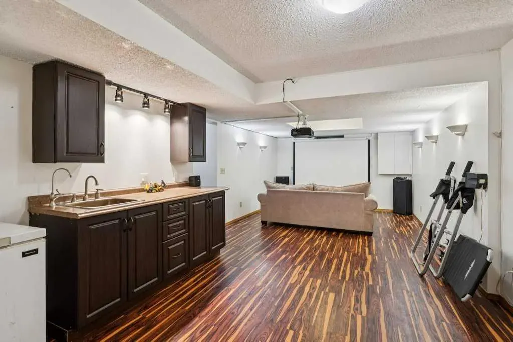 59 Sandringham Close NW