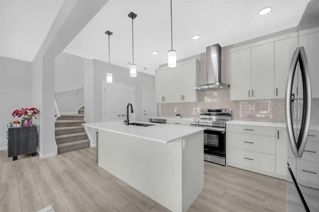 154 Silver Spruce Grove SW