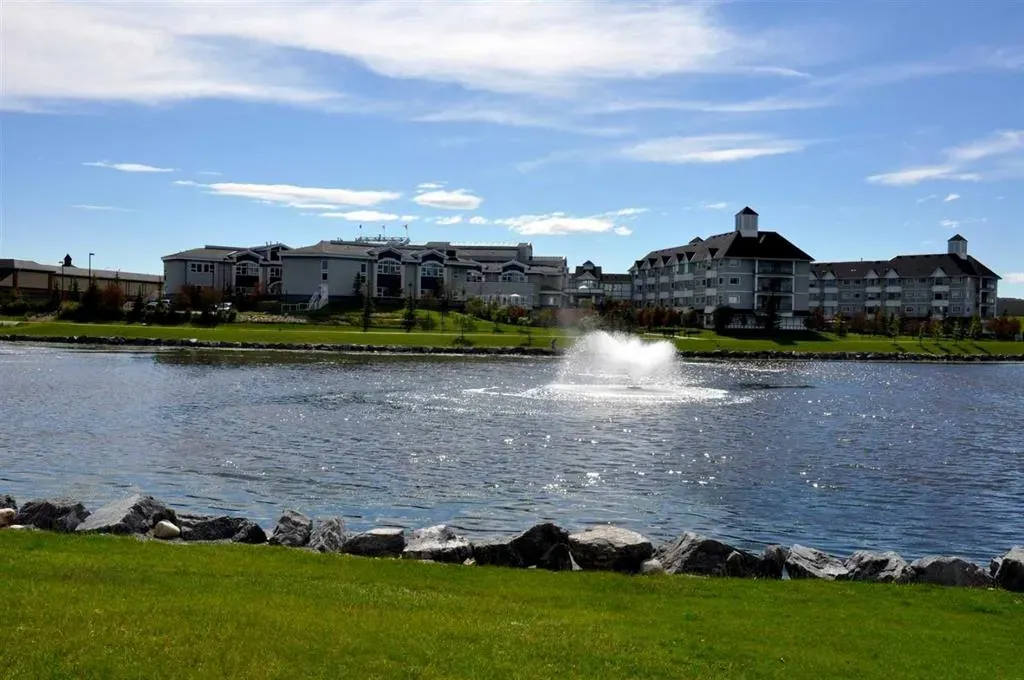 17 Country Village Bay NE, #1106